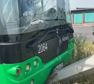 Водитель автобуса врезался в столб в Алматы