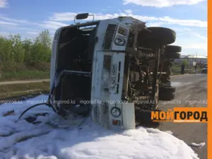 В Уральске опрокинулся пассажирский автобус. ФОТО