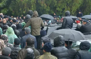 Протестующие штурмуют администрацию президента в Абхазии