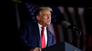 Во время предвыборного митинга рядом с Трампом появился НЛО