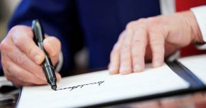 Подпись Трампа появится на американских банкнотах впервые в истории