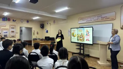 Декада чтения: вице-мэр Бишкека прочитала книгу школьникам