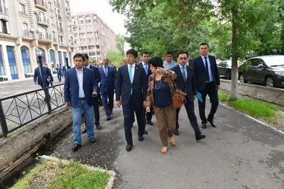 Мусор, ямы, кривые заборы, автомобили на тротуарах – Байбек об Алмалинском районе. ФОТО