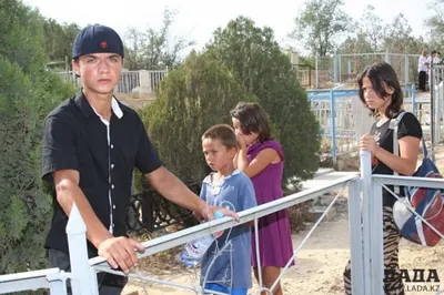 В Актау четверо детей живут на кладбище