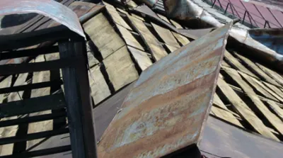 В селе Самарское сильный ветер снес крышу здания