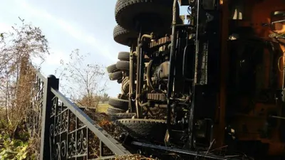 В Алматы перевернулся грузовик с асфальтом