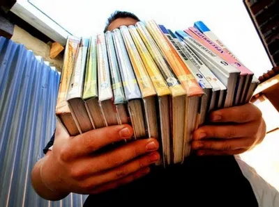 Казахстанцы, критиковавшие новые учебники, вызваны на допрос в полицию