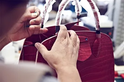 Louis Vuitton пустил казахстанских журналистов в свою мастерскую