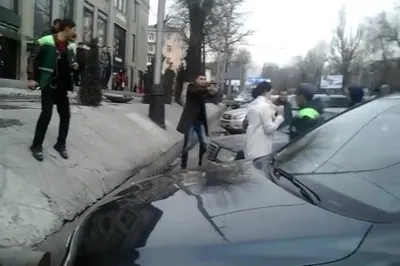 В центре Алматы водитель открыл стрельбу по парковщику