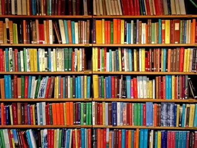 В Семее библиотека имени Абая представила две книжные выставки