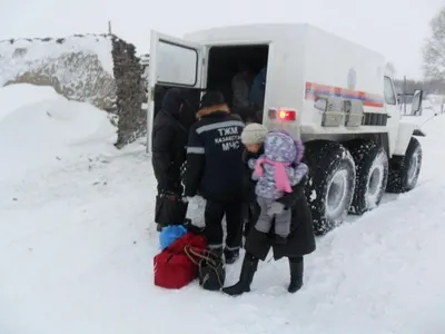 В ВКО спасатели доставляют гуманитарную помощь в «отрезанные» районы