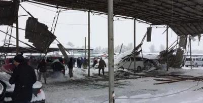 На авторынке «Азамат» рухнул навес. ВИДЕО