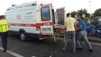 Автобус перевернулся и съехал в кювет в Актюбинской области