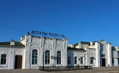 Владельцы старого вокзала в Кызылорде пожаловались на частые проверки акимата