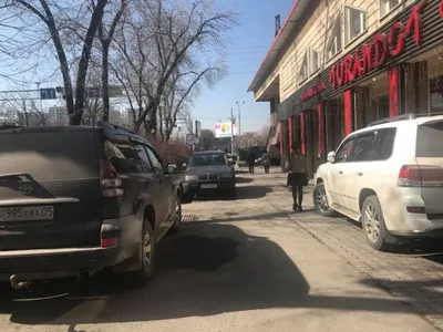 В Алматы оштрафованы любители парковаться на тротуарах