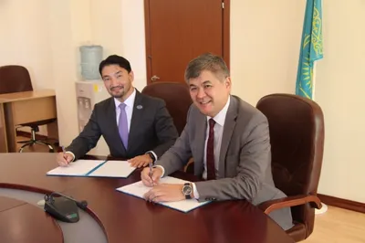 Биртанов и Ошакбаев подписали меморандум о сотрудничестве