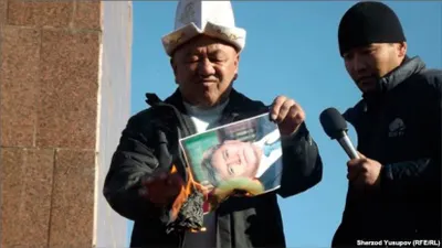 За сожжение портрета президента Атамбаева судят экс-милиционера