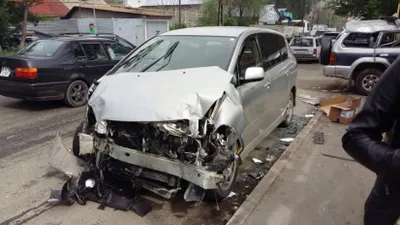 В Алматы после столкновения внедорожник «выбросило» в магазин (ФОТО)