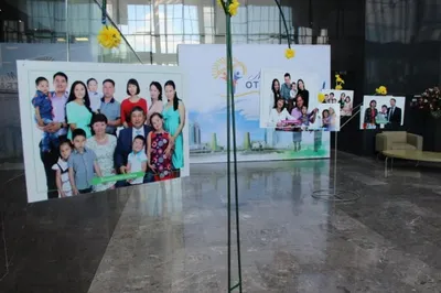 Назарбаев вручил «самой счастливой семье» ключи от микроавтобуса