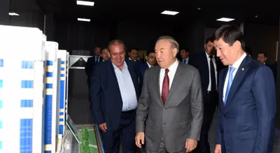 Нурсултану Назарбаеву показали голографический макет Алматы