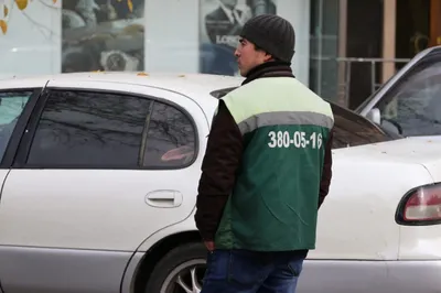 Возвращение «зеленых жилеток»: алматинских водителей призывают не платить стихийным парковщикам