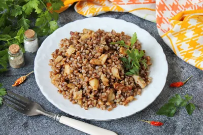 С чем лучше не сочетать гречневую крупу — диетолог