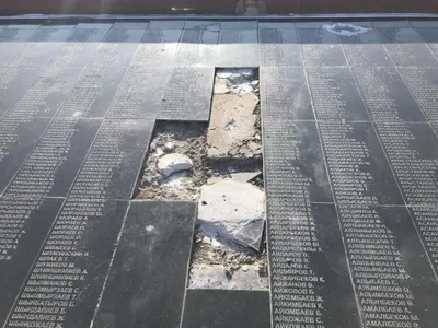 На мемориале Славы в Шымкенте пропали мраморные таблички