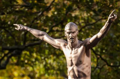 Златан Ибрагимович открыл памятник самому себе