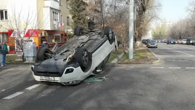 Авария в Алматы: Subaru перевернулся, пострадал ребенок