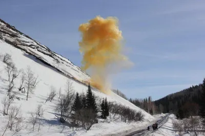 Спасатели ВКО провели профилактический спуск лавин