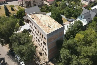 Бизнес-центр сносят по решению суда в Алматы