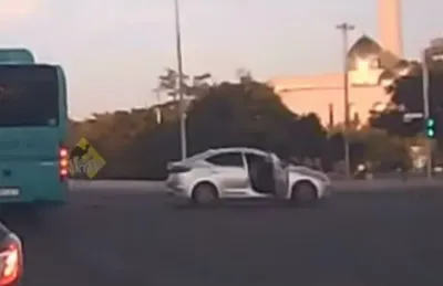 Ребенок выпал из движущегося автомобиля в Актау