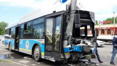В Алматы автобус врезался в Гелленваген: 17 пострадавших