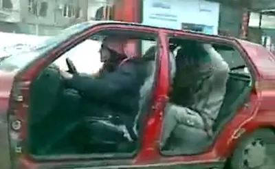 Парни в чулках ездили на авто без дверей по Алматы. Видео