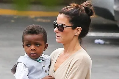 Сандра Буллок подарит темнокожему сыну сестренку