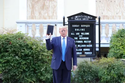 Фотография Трампа с Библией разозлила католических священников