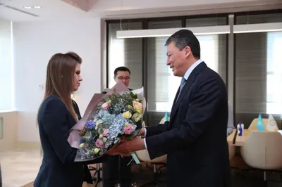 Тимур Кулибаев вручил государственные награды Юлии Галышевой и ее тренеру