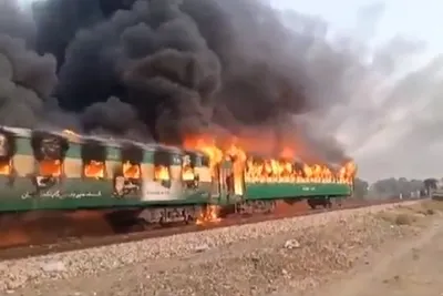 По меньшей мере 65 человек погибли при пожаре в поезде в Пакистане