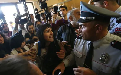 В Ереване демонстранты ворвались в мэрию