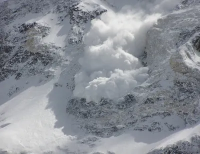 В Восточном Казахстане лавиной завалило дорогу