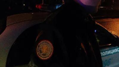 В Алматы водитель и пассажиры Mercedes затеяли драку с полицейскими