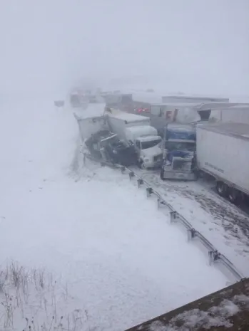 В США столкнулись около 50 автомобилей