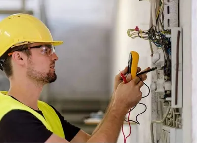 Вернуть электрикам зарплату на 142 миллиона тенге помогли прокуроры Актау