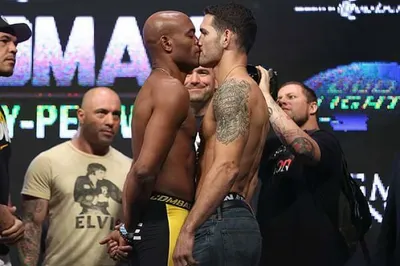 Боксеры поцеловались друг с другом перед боем