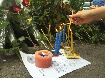 Алматинцы несут цветы к месту гибели полицейских (ФОТО)