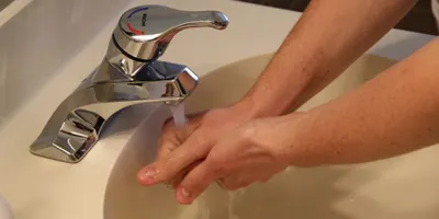 Антибактериальные спреи для рук могут навредить здоровью