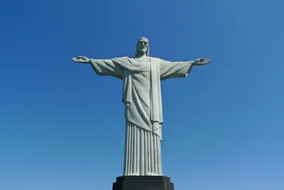 Молния ударила в статую Христа в Рио-де-Жанейро