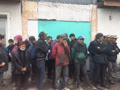 Около 30 граждан Узбекистана нелегально сортировали мусор в Алматы