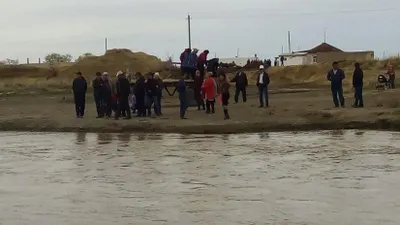 В ВКО 25 человек застряли на берегу реки