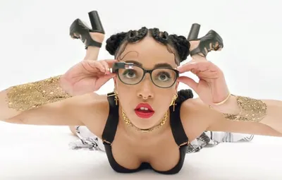 Подруга Роберта Паттинсона снялась в рекламе очков Google Glass